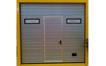 車庫門 - 帶小門銀灰色長條車庫門