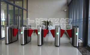 華東理工大學(xué)通道閘案例 - 中出網(wǎng)-智能出入口與停車充電門戶