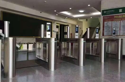 芊熠人臉識(shí)別設(shè)備顯身手，多方式管控銀行出入口，切實(shí)提升安全保障