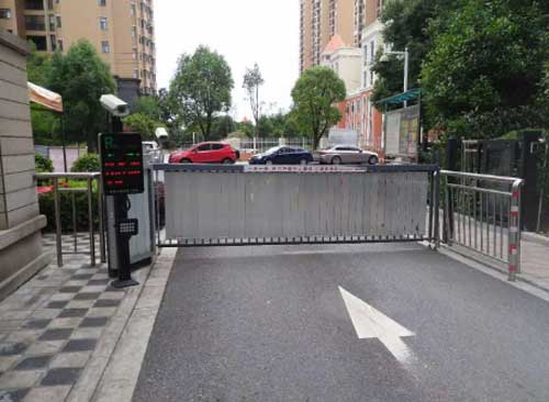武漢某高檔住宅小區(qū)（車(chē)牌識(shí)別相機(jī)）案例 - 中出網(wǎng)-智能出入口與停車(chē)充電門(mén)戶