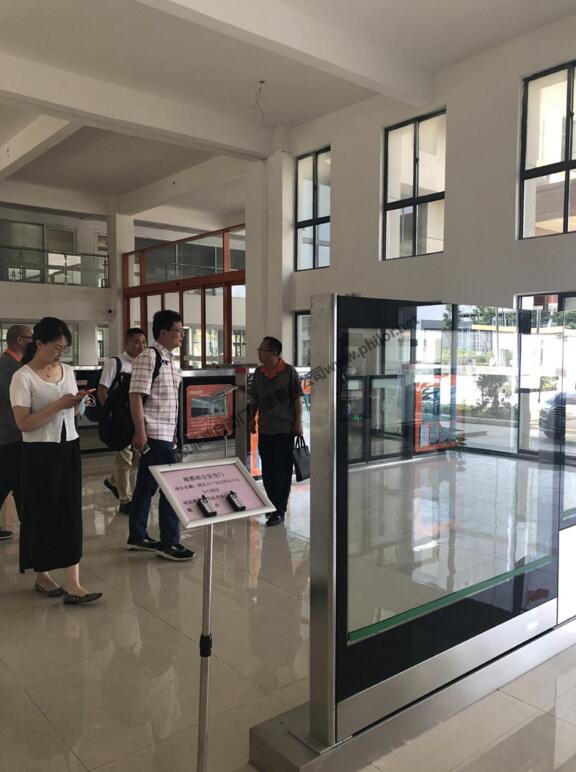 松下質控部、制造部、機電部一行人員首先參觀了，菲勒自動門工廠樣品展廳