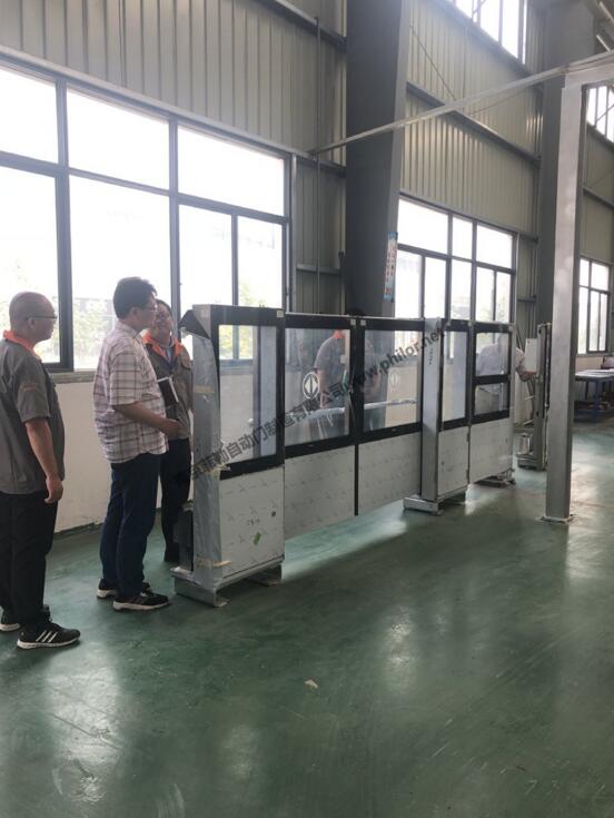 陳總以及技術總工陪同一起參觀車間地鐵屏蔽門實物