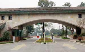 麓山國際道閘案例 - 中出網(wǎng)-智能出入口與停車充電門戶