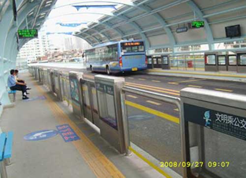 廈門一期（一號(hào)線高架）BRT快速公交屏蔽門案例 - 中出網(wǎng)-智能出入口與停車充電門戶