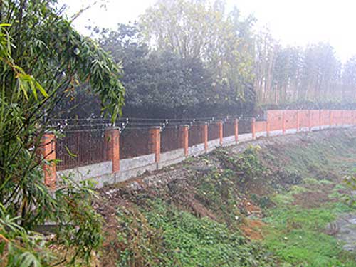 成都藍(lán)光地產(chǎn)電子圍欄案例 - 中出網(wǎng)-智能出入口與停車充電門戶