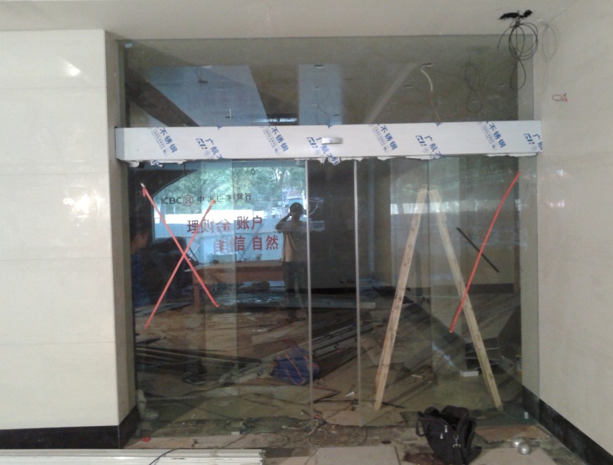 合肥阜陽(yáng)北路金屬大廈自動(dòng)門案例 - 中出網(wǎng)-智能出入口與停車充電門戶