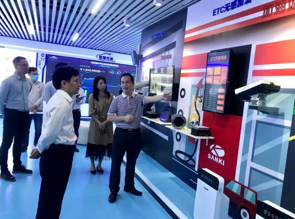 領(lǐng)導(dǎo)們首先參觀了偉龍科技的新展廳