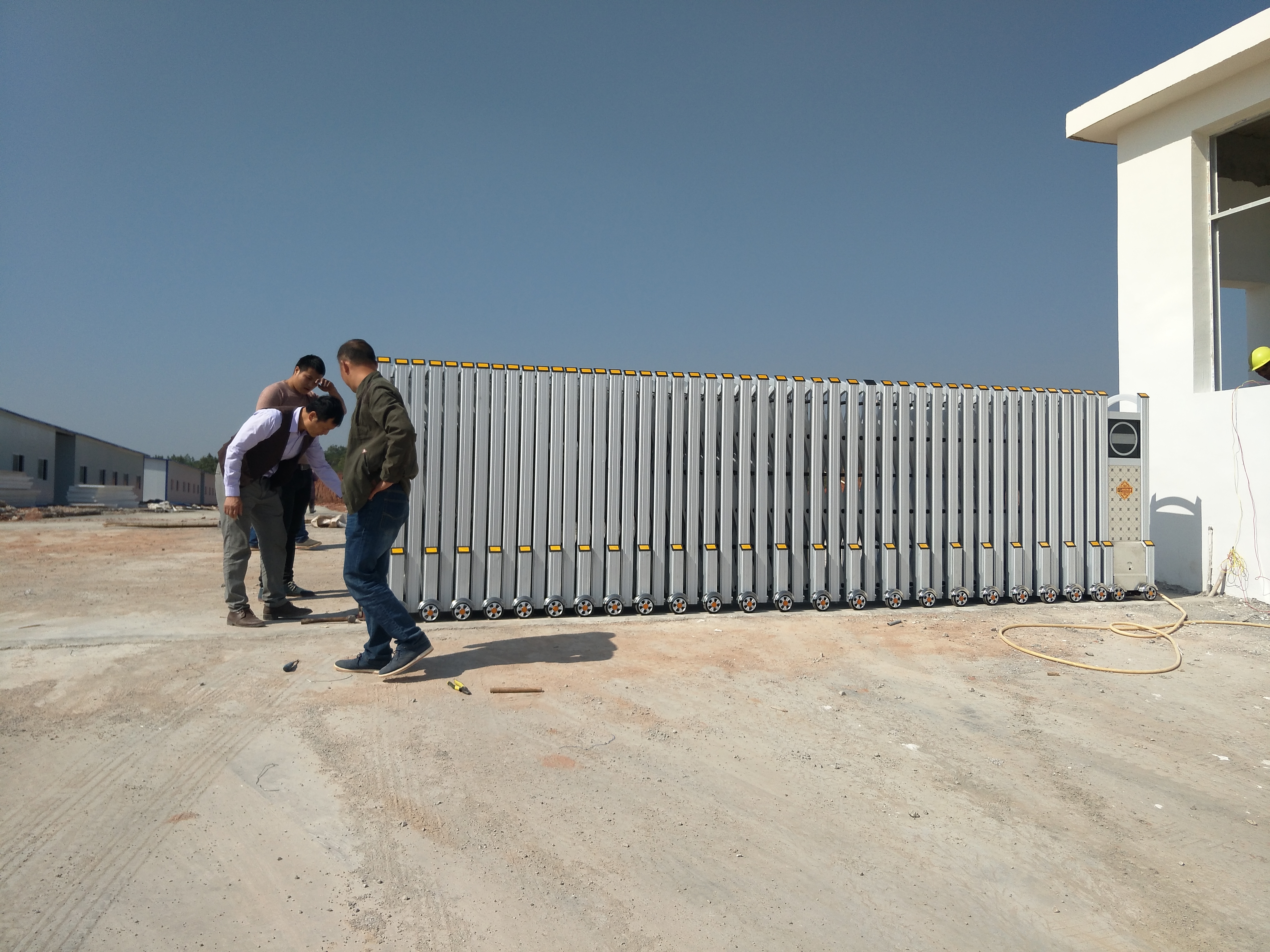 電動伸縮門，停車場管理系統(tǒng)（車牌識別，藍(lán)牙感應(yīng)），道閘，通道閘，感應(yīng)門等
